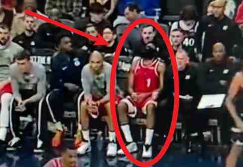 有點疲憊?哈登被換下場一屁股癱坐在板凳上&抬頭仰面