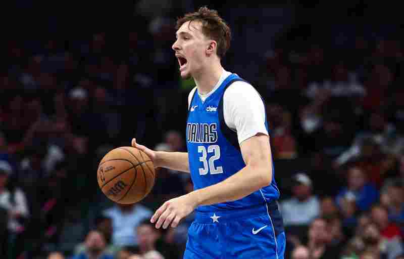 很關鍵!雙方拼搶籃板出界 裁判給獨行俠球權&開拓者已用完挑戰