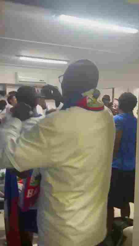 等了52年！海地再次進(jìn)入世界杯，球員們?cè)诤?jiǎn)陋的更衣室激情慶祝