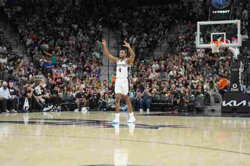 扛起大旗!福克斯過去三場:場均26分8助攻 命中率50/47/83%