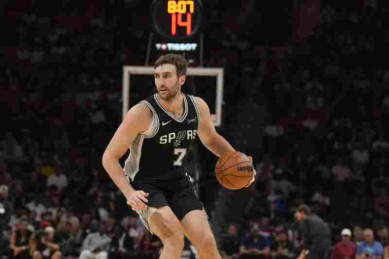 內線中流砥柱!科內特半場3中3拿到8分4板1帽 正負值+12