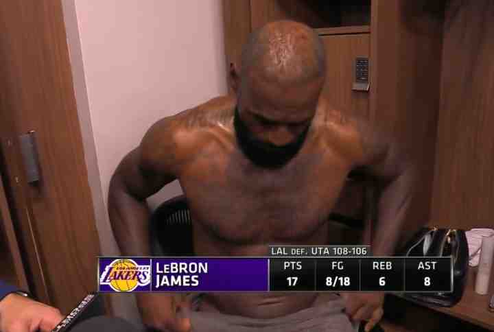 詹姆斯采訪僅用毛巾遮住重要部位!網友炸鍋:讓他穿個內褲吧??