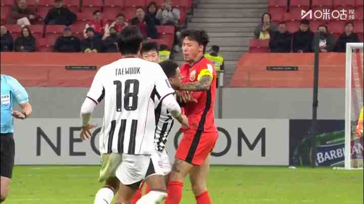 張琳芃身后飛鏟林加德,兩人爆發(fā)沖突!主裁判給兩人各一張黃牌