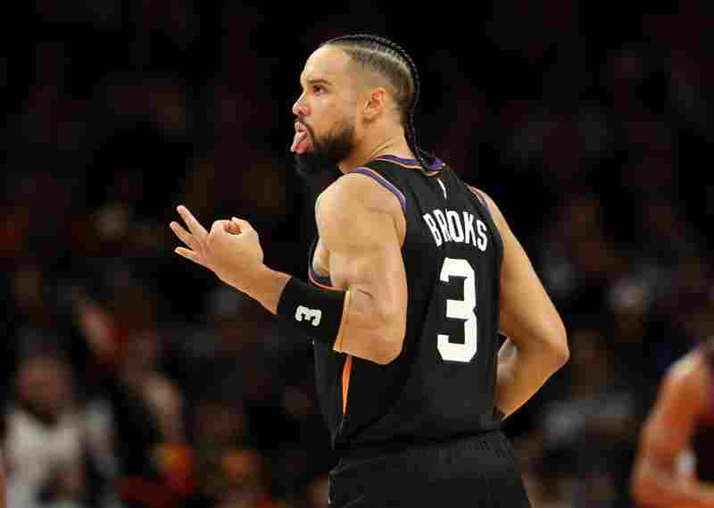 解說:狄龍來太陽后完全突破自我了 所以太陽雙子星是布克&狄龍?