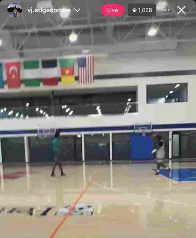 感恩節(jié)也沒閑著!埃奇庫姆社媒直播在球館訓練