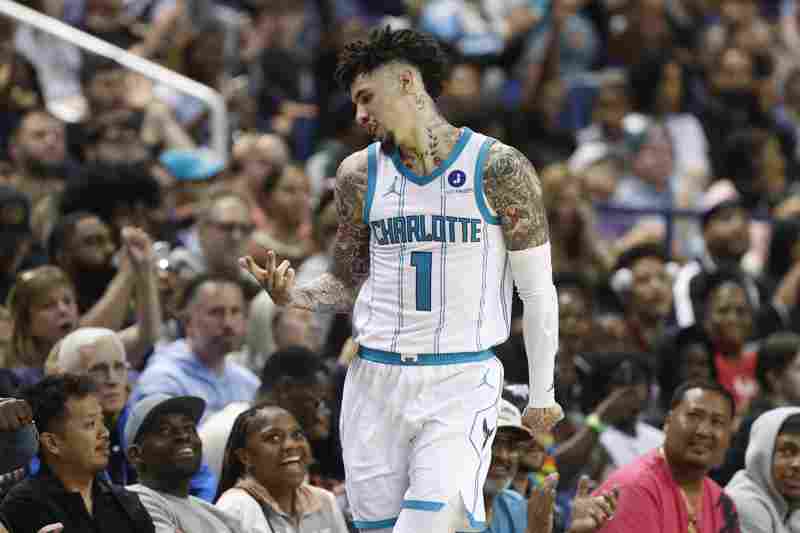 狀態(tài)全無!三球14中4&三分7中2拿到11分6板4助 出現(xiàn)4失誤5犯規(guī)