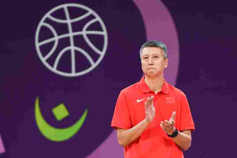 最后要籃板時周琦&曾凡博一直在場下 防守回合一直是李祥波在場上