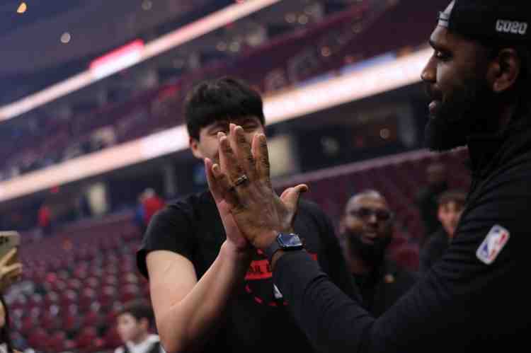 前輩的教導!奧登觀戰開拓者vs騎士 賽前與楊瀚森合影致意