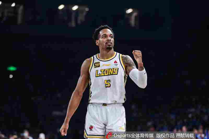 看你調整了!小巴里·布朗半場7中1&三分6中1拿到6分3板4助