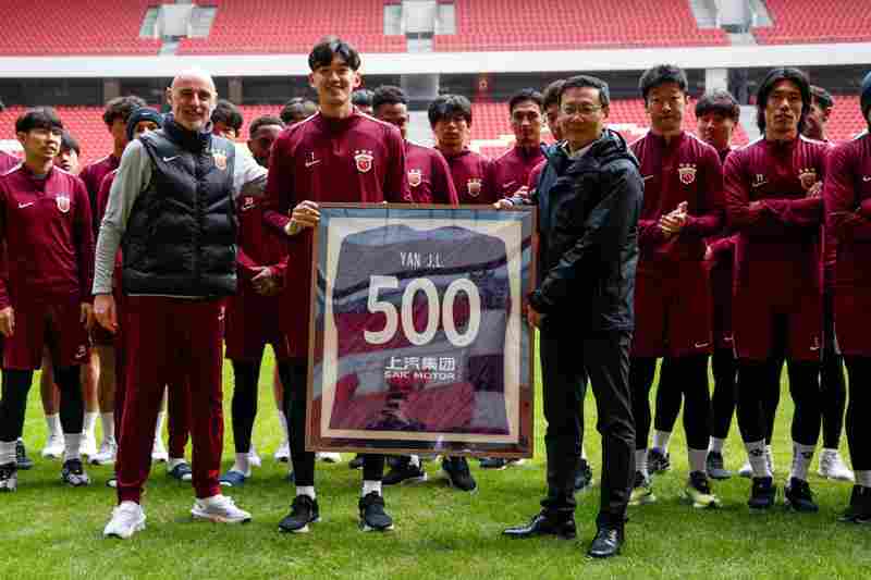 海港6日上午轉道新加坡去新山,顏駿凌、徐新獲頒紀念球衣